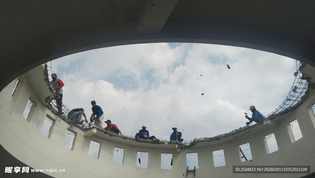 环形建筑上的人群景观