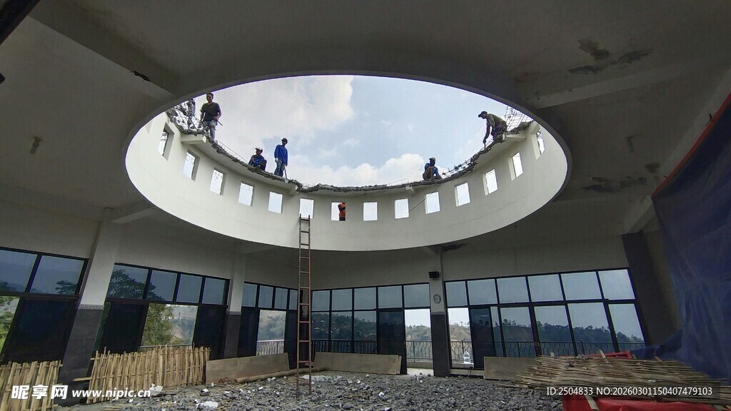 圆形建筑内景与上层行人