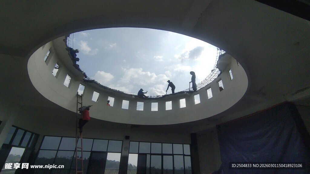 圆形建筑内景与上方天空