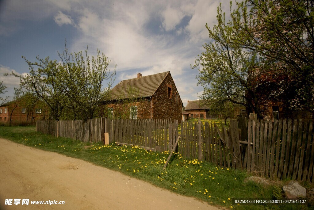 乡村小道旁的木质小屋