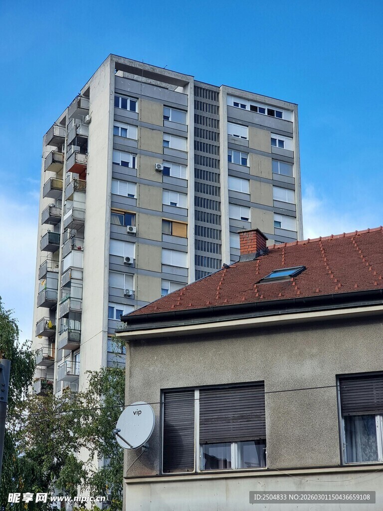 城市中的新旧建筑对比