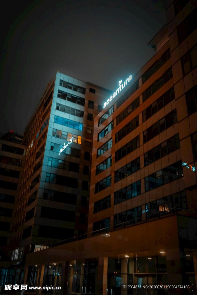 夜晚灯火通明的高楼大厦