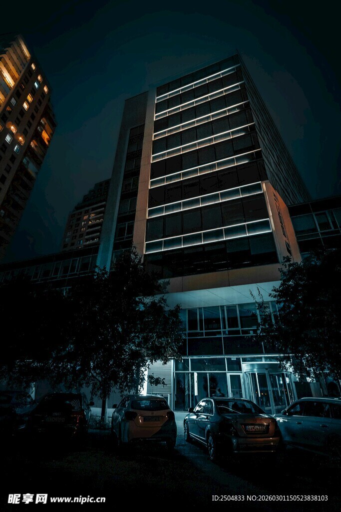 夜晚城市中的高楼建筑