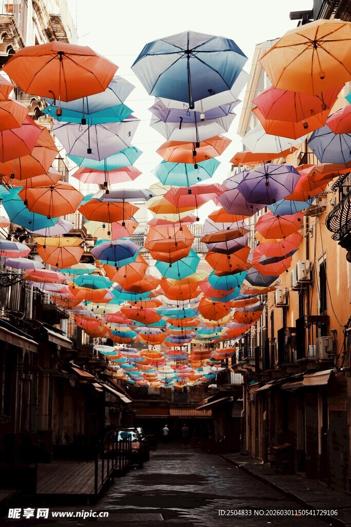 彩色伞装点的梦幻小巷