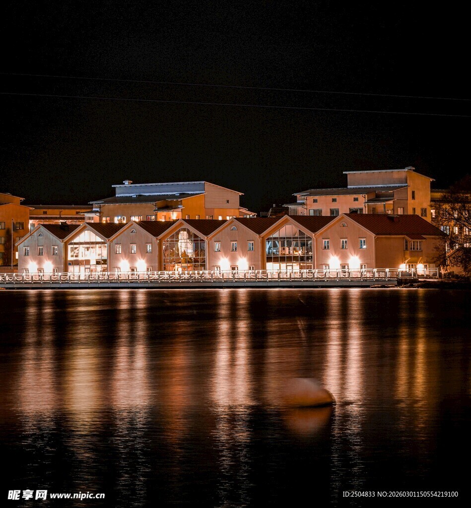 湖畔夜景 灯火映照的建筑