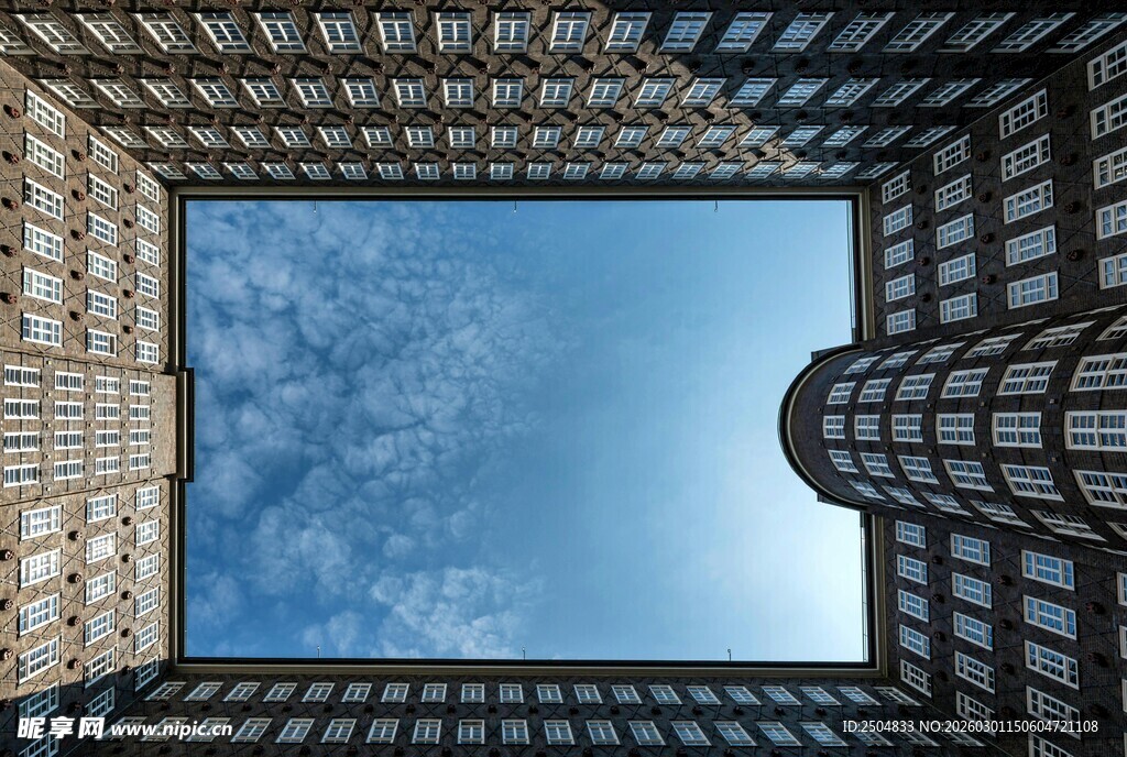 仰视城市高楼与蓝天