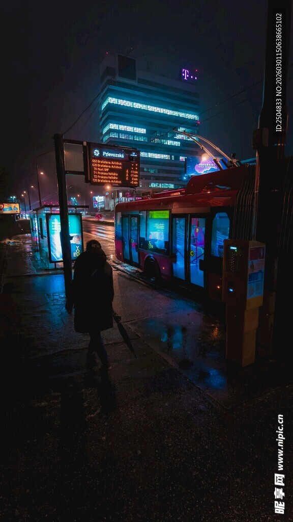 城市夜晚霓虹闪烁街道