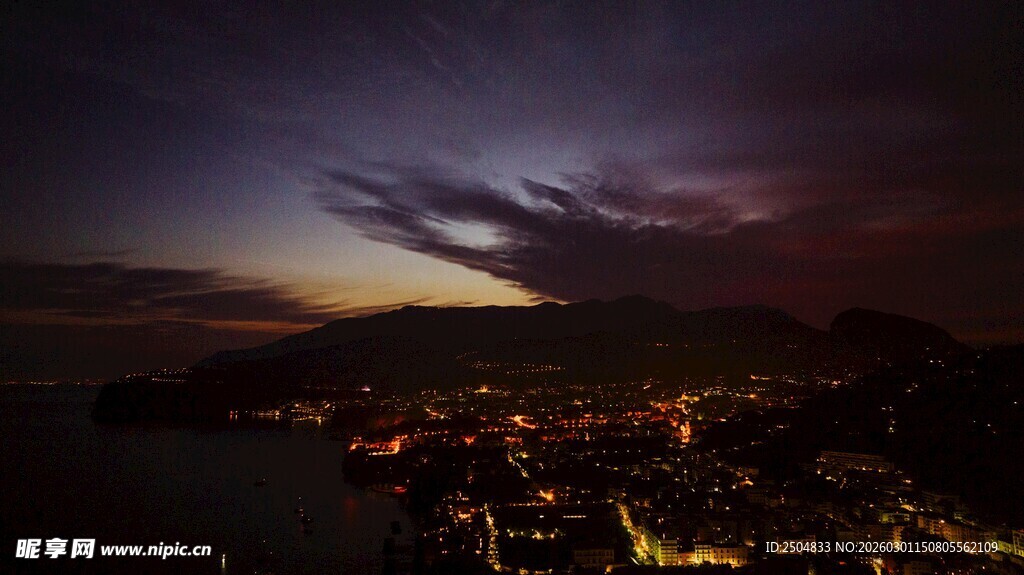 城市夜景与天边绚烂云霞