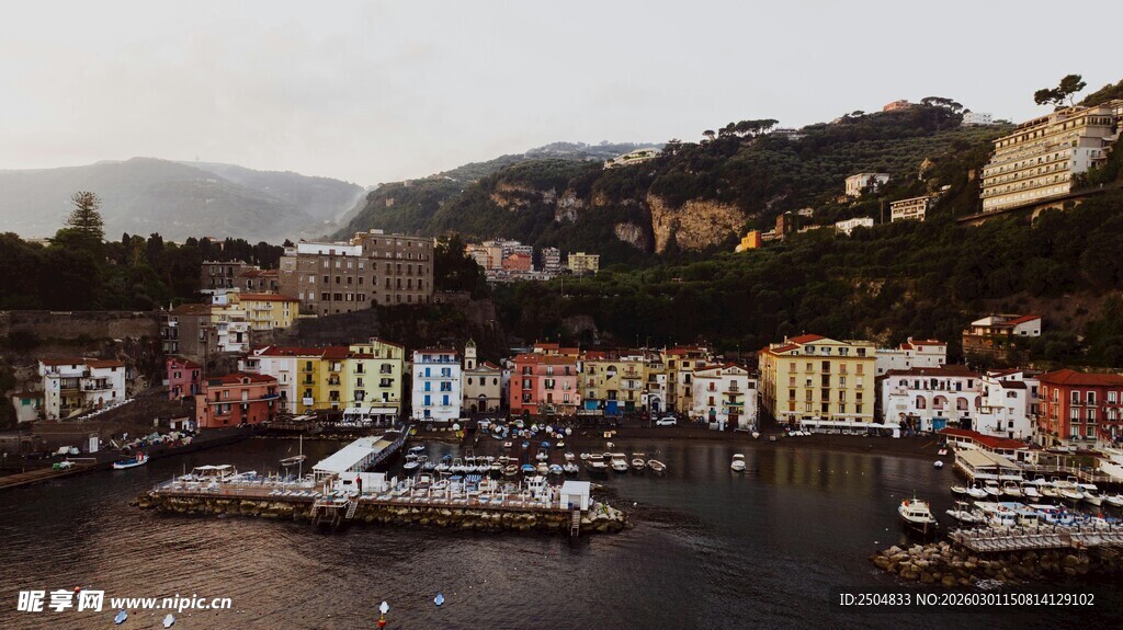 彩色小镇旁的宁静港湾