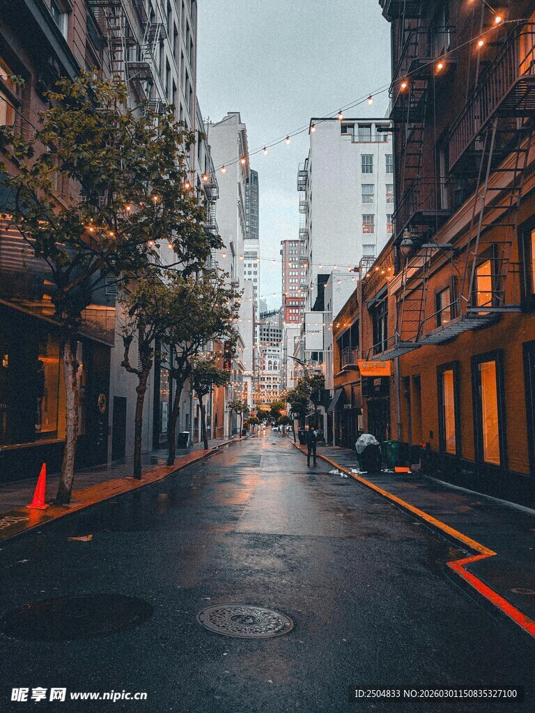 雨后空荡的城市街道