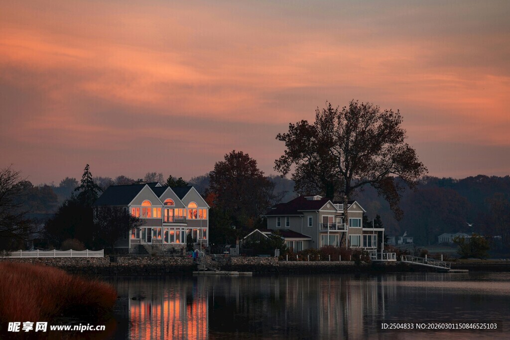湖畔黄昏美景 静谧村落