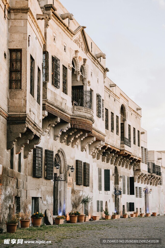 古老街道旁的欧式风格建筑