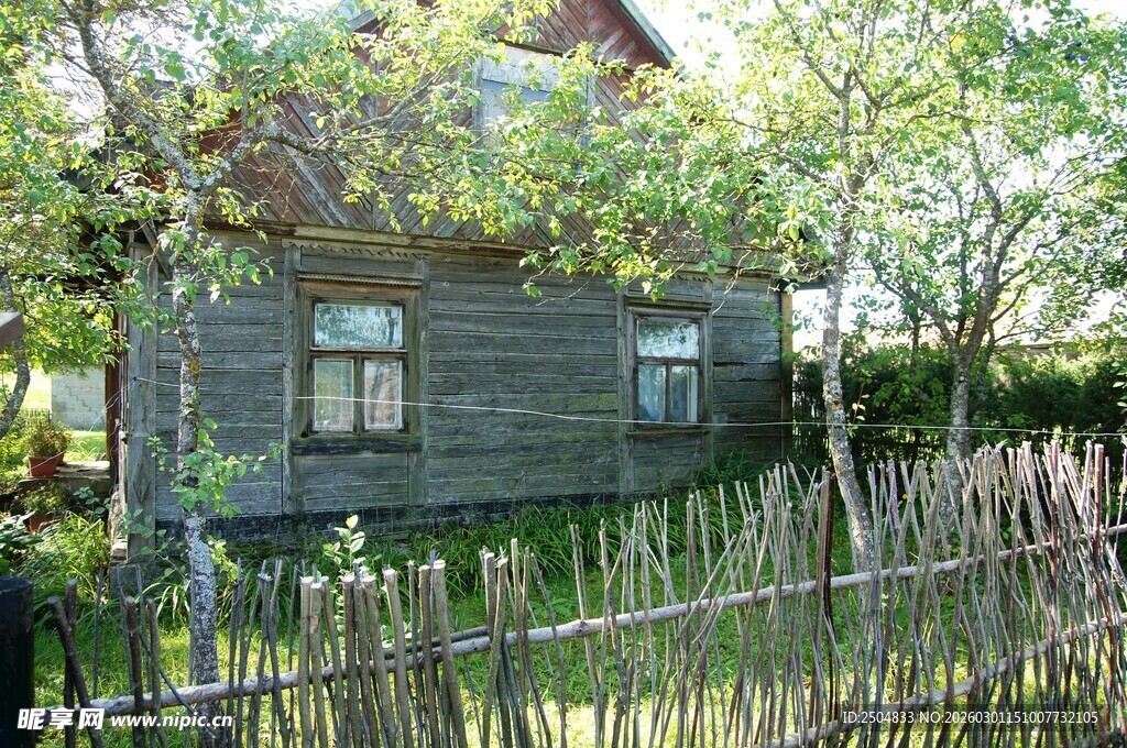 乡村木屋旁的简易木栅栏