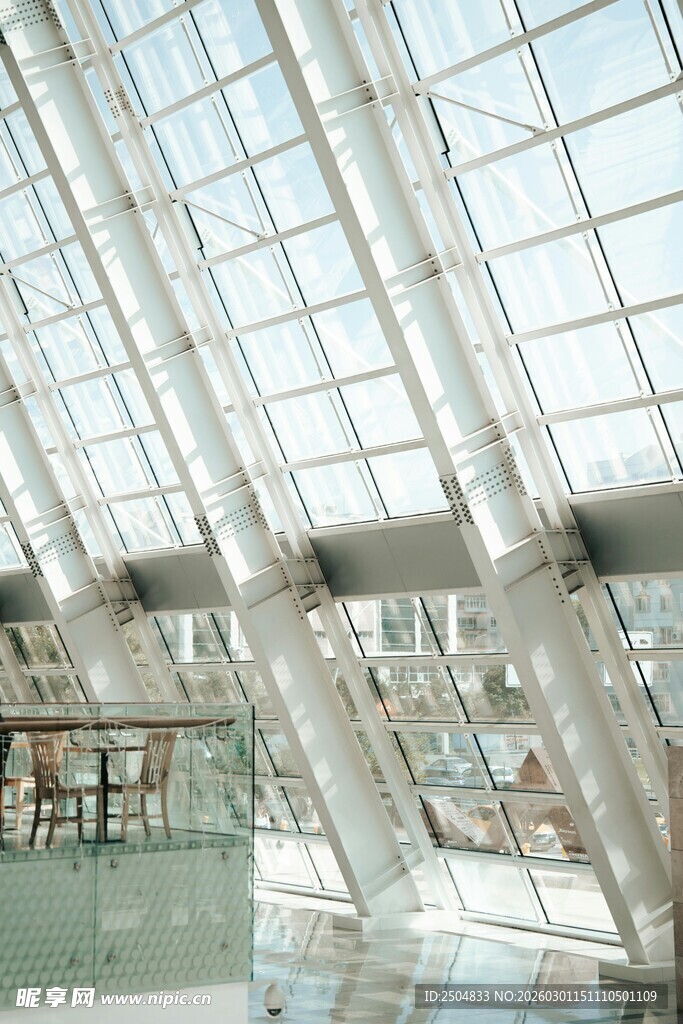 现代玻璃结构建筑内部