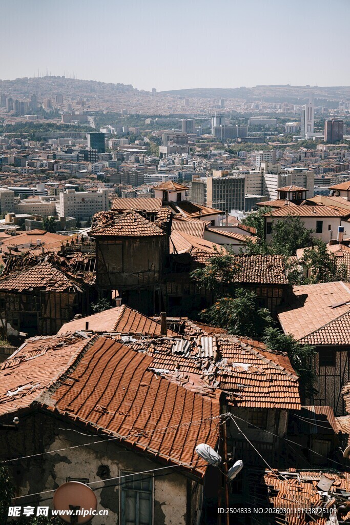 俯瞰古朴屋顶的城镇风光