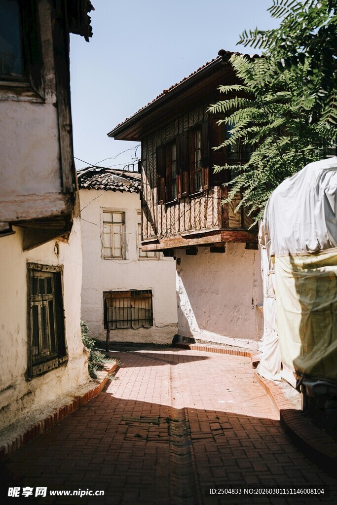 古雅小巷的静谧景致