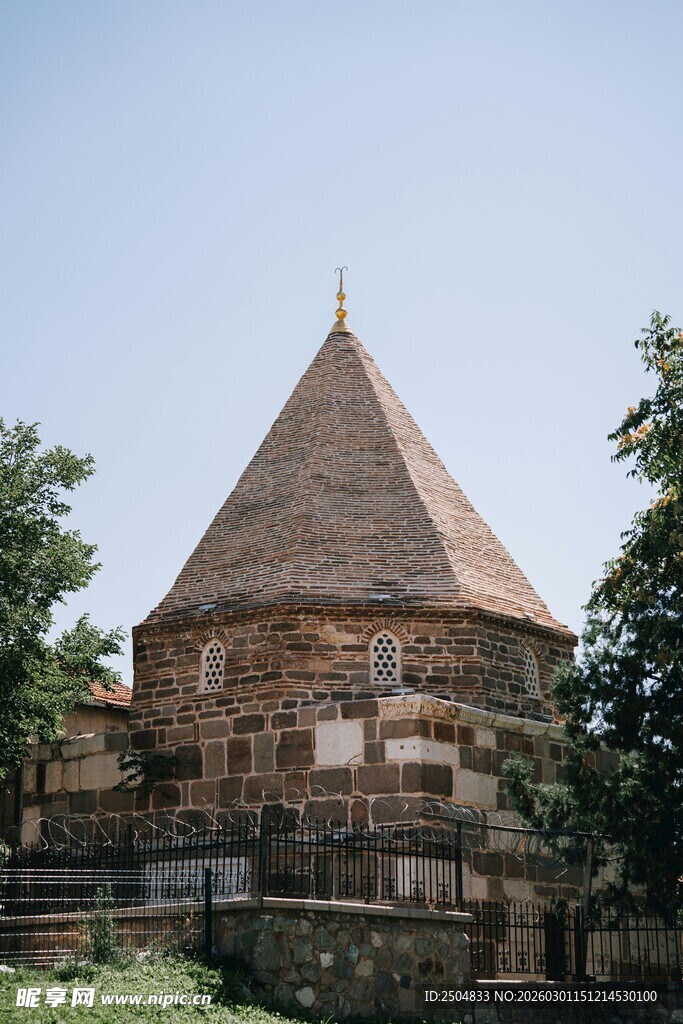 古老锥形屋顶的石砌建筑