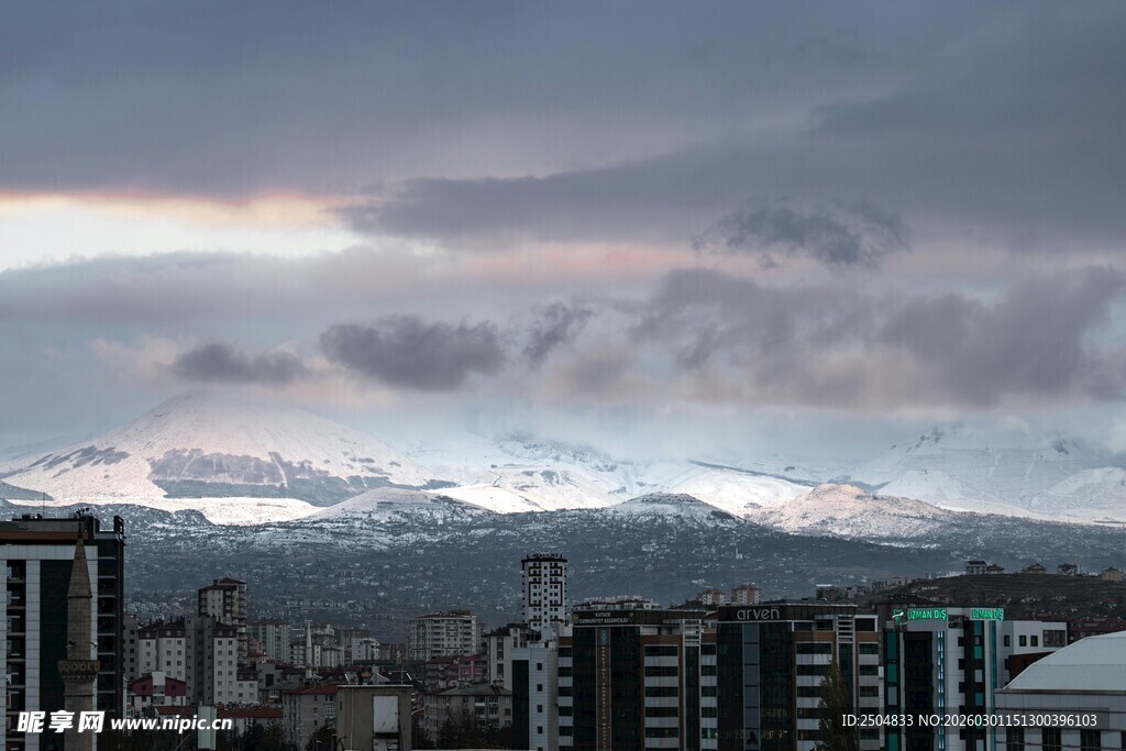 城市远眺雪山壮丽景观
