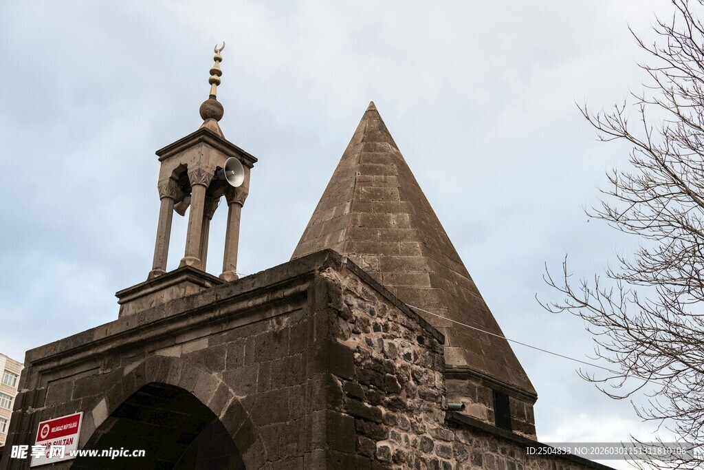 古老尖顶建筑局部