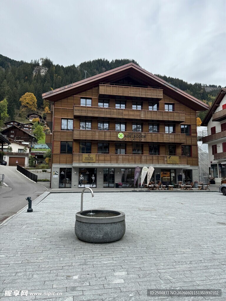 山间木质建筑前的开阔场地