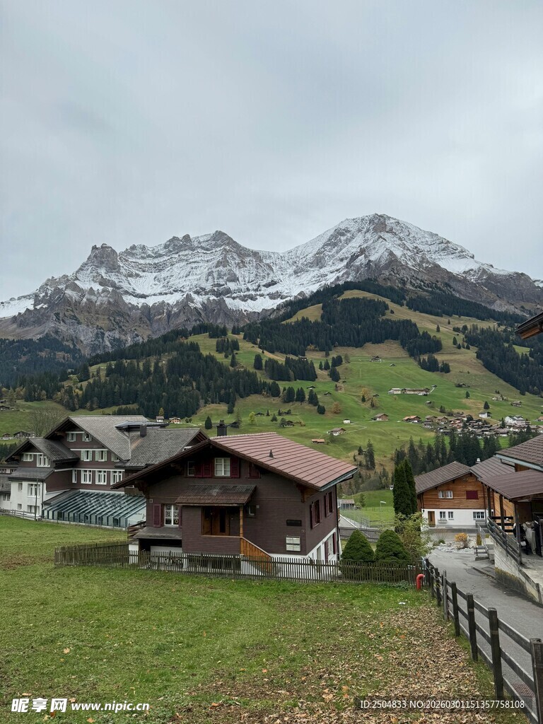 阿尔卑斯山脚下的美丽村落