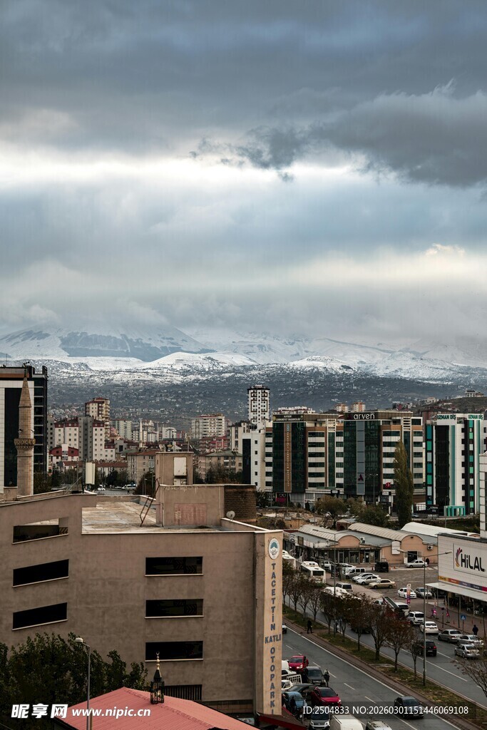 城市上空的 沉云层
