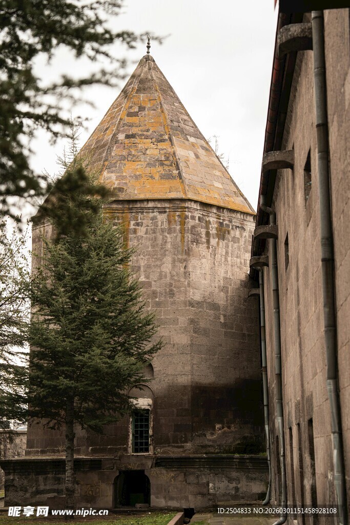 古老锥形屋顶的石砌建筑