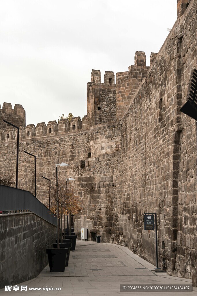 古老城堡的石砌城墙小道