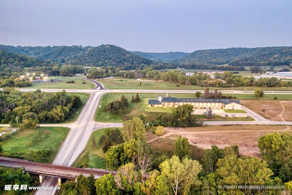 俯瞰乡村公路与葱郁树林