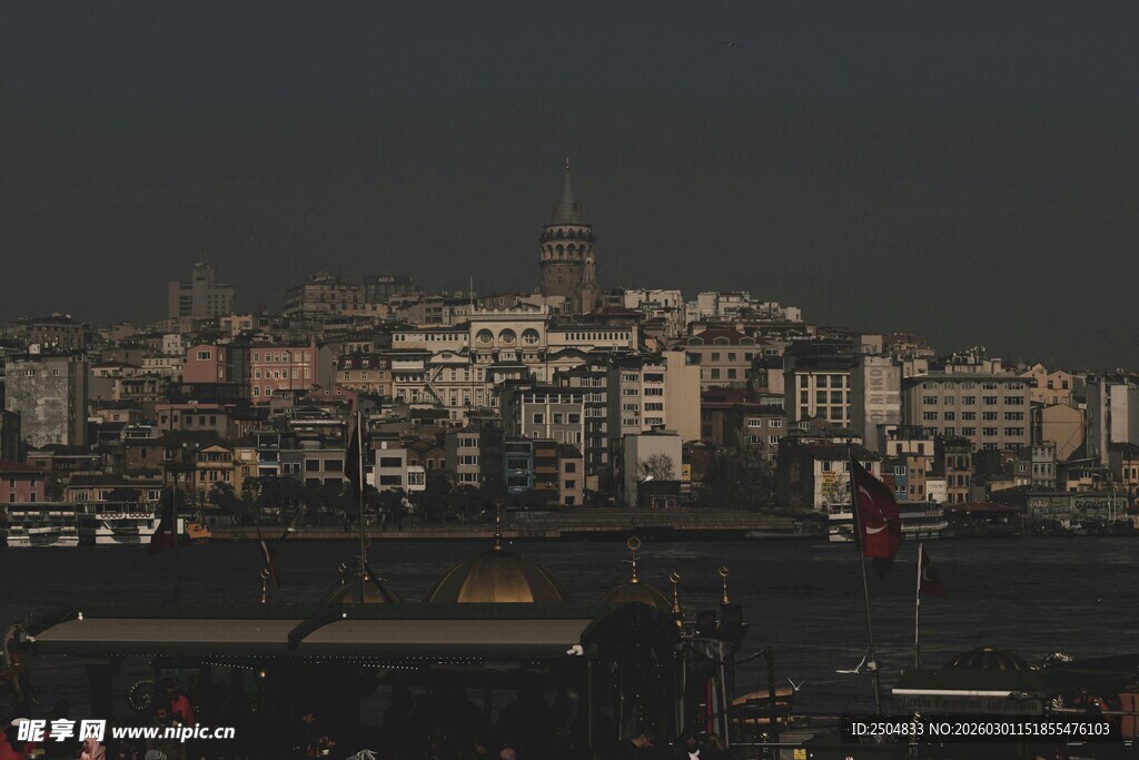 夜幕下的城市天际线