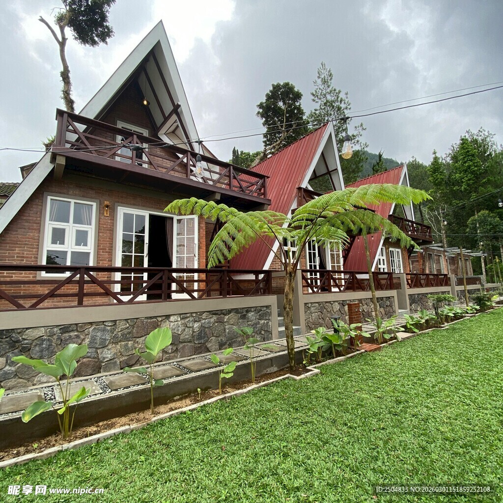 乡村特色木屋 绿意环绕