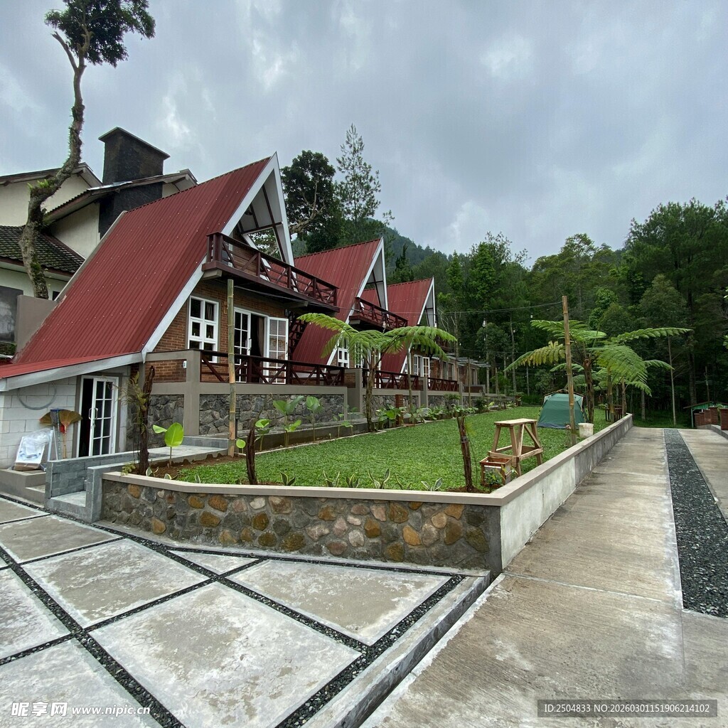 山间红顶小屋 静谧庭院