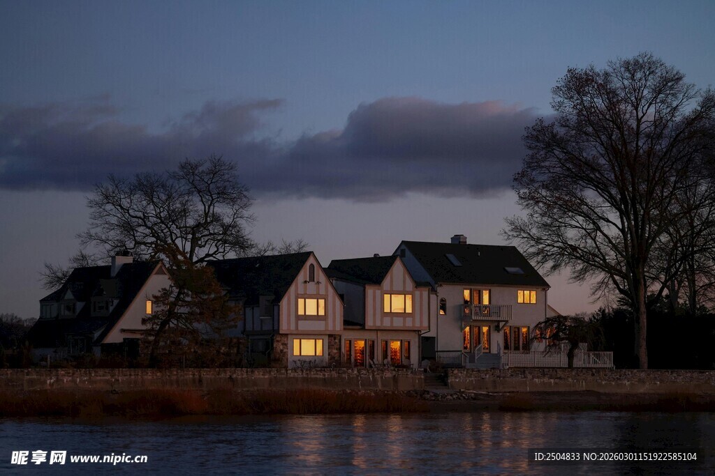 湖畔暮色中的温馨小屋