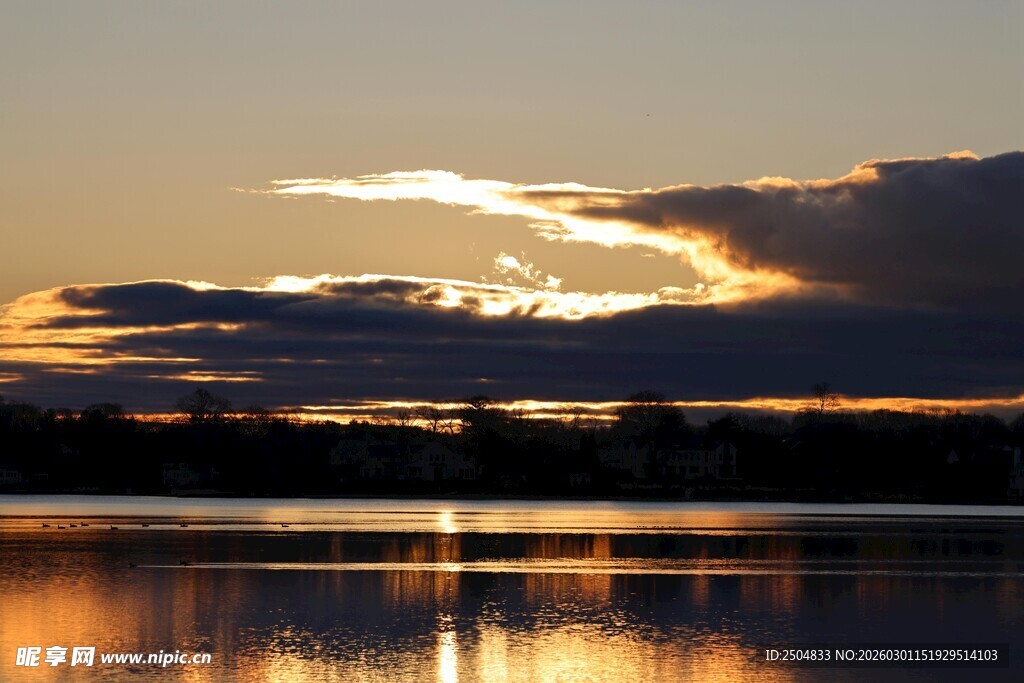 湖畔日落美景