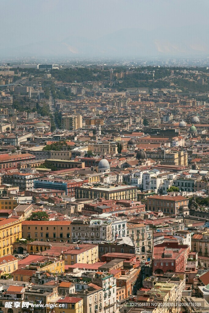 俯瞰色彩斑斓的城市景观