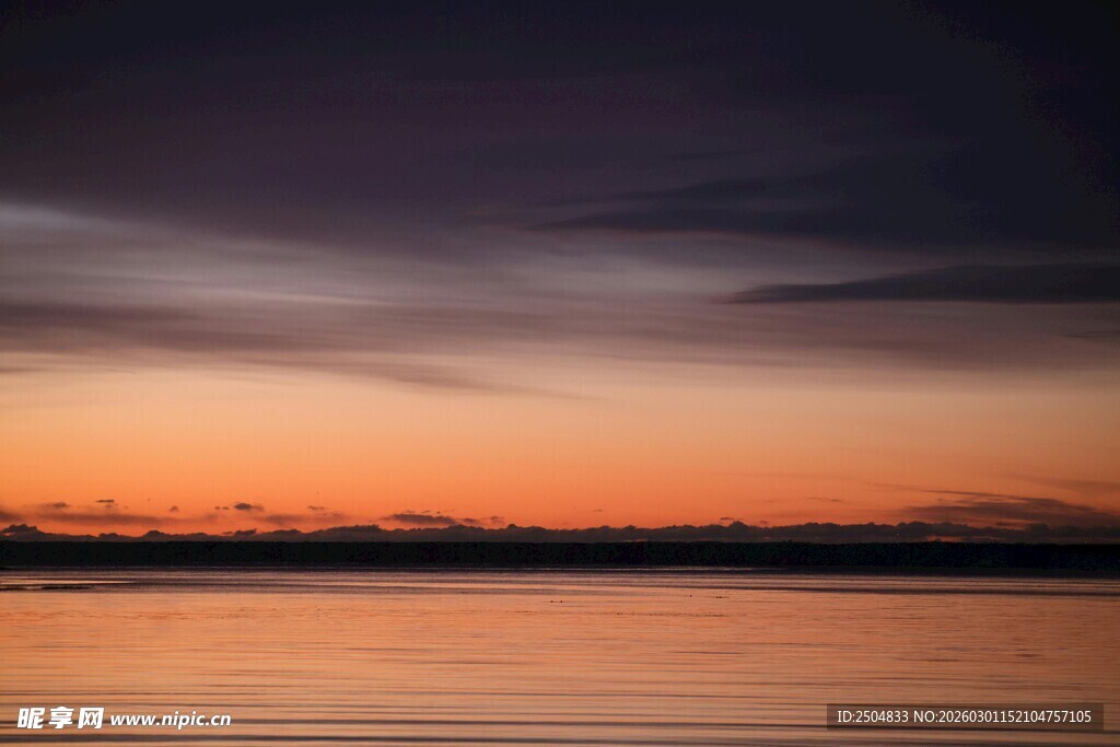 日落时分的平静水面