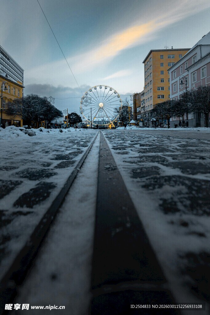 雪后铁轨旁的城市景象