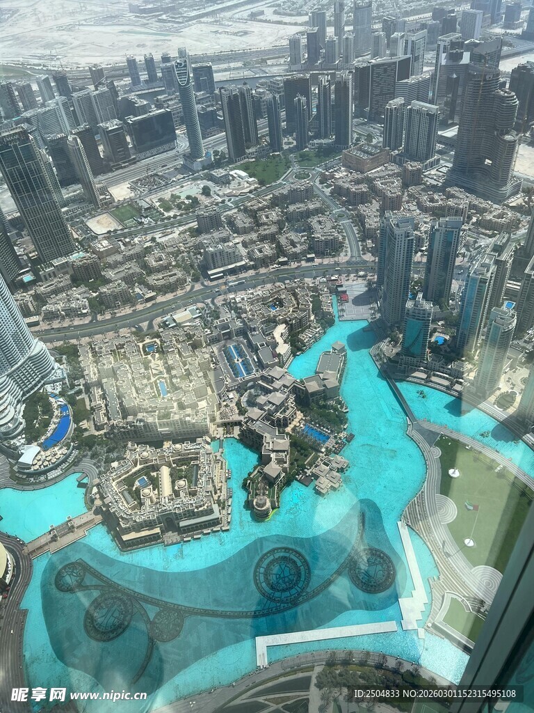 俯瞰繁华都市中的蓝色水域