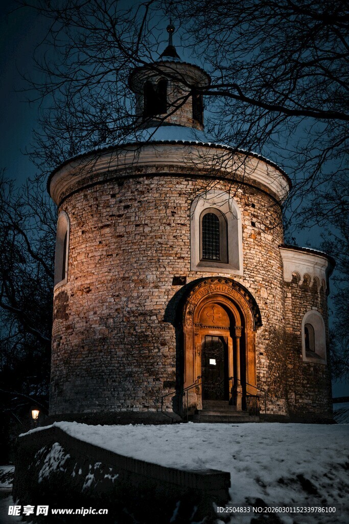 雪夜中的古老圆形建筑