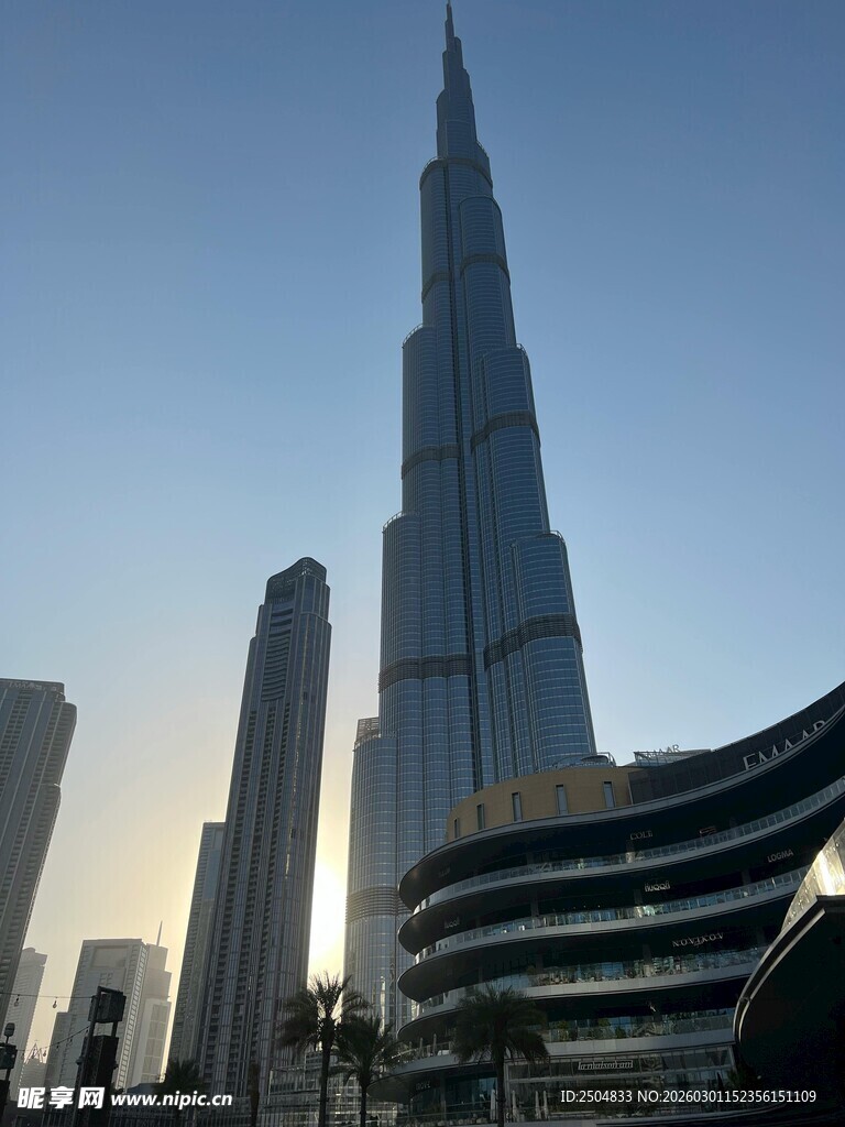 迪拜城市天际线中的摩天大楼