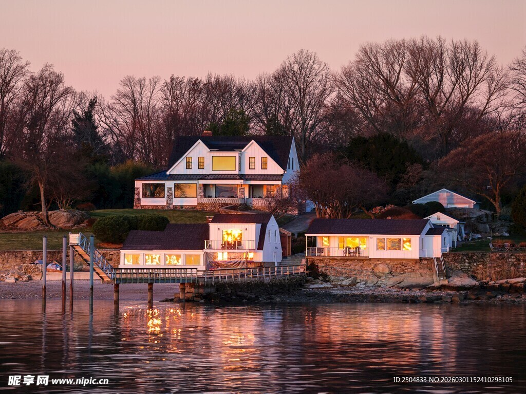 湖畔黄昏时的温馨小屋