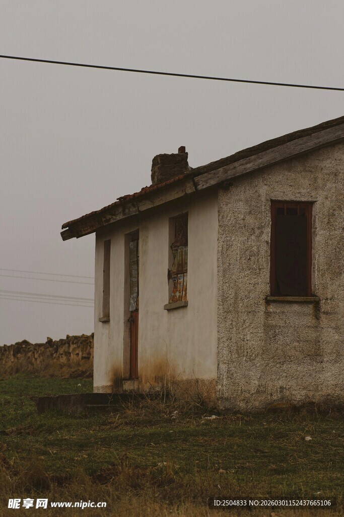 老旧小屋立于旷野