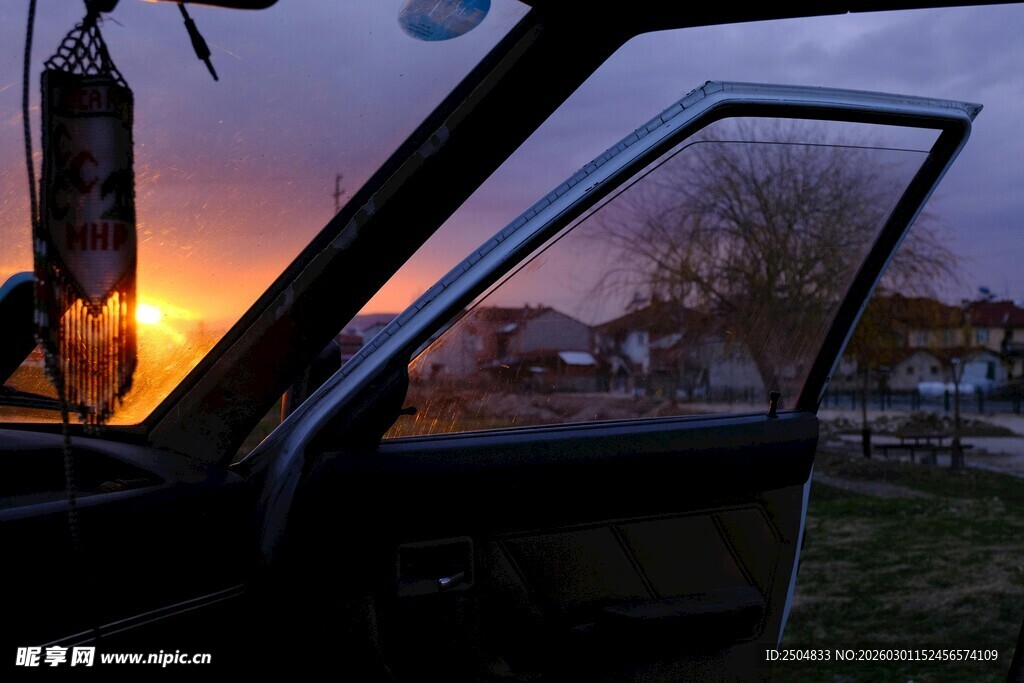 车内视角的绝美日落景象