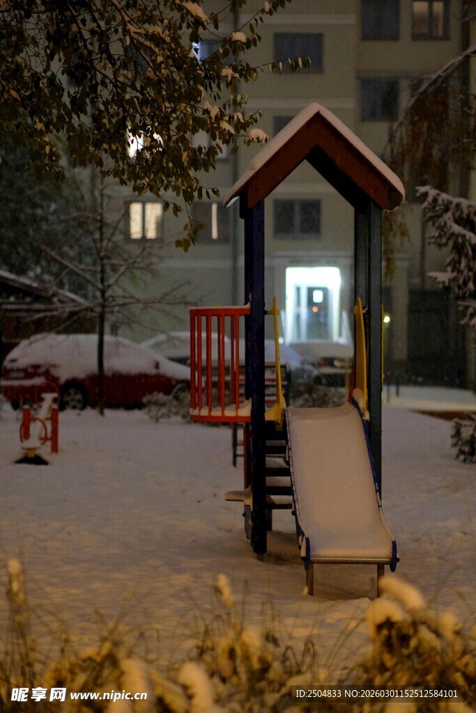 雪夜中的儿童 乐设施