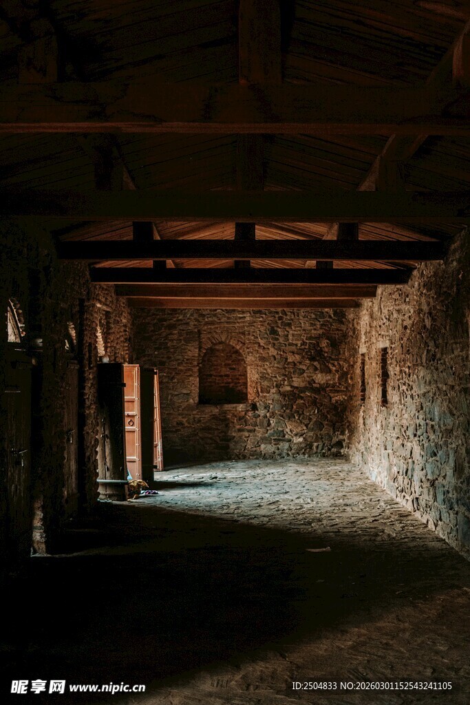 昏暗古朴的室内建筑空间