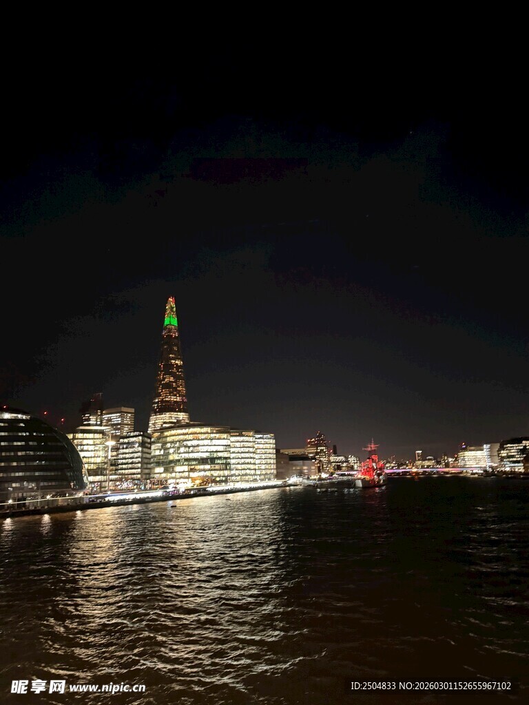 城市河畔璀璨夜景