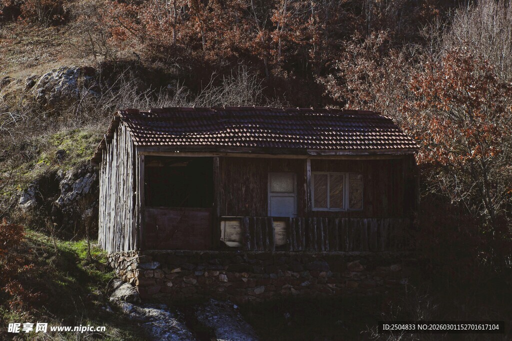山间老旧木屋 自然静谧
