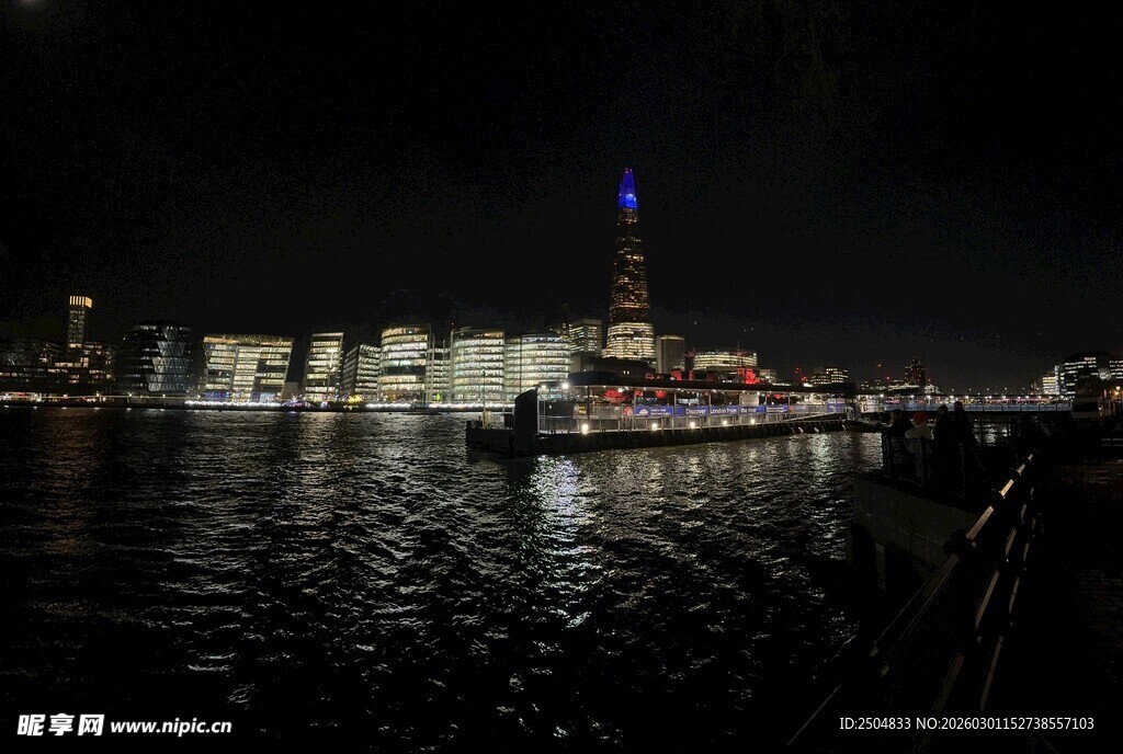 上海外滩夜景璀璨迷人