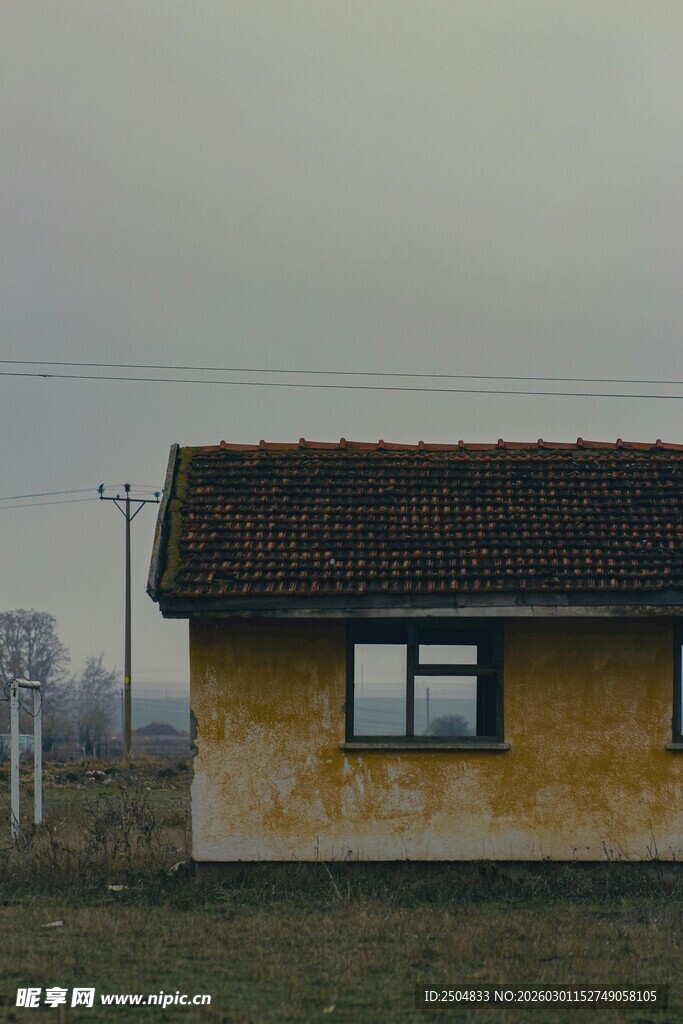 田野中的老旧小屋