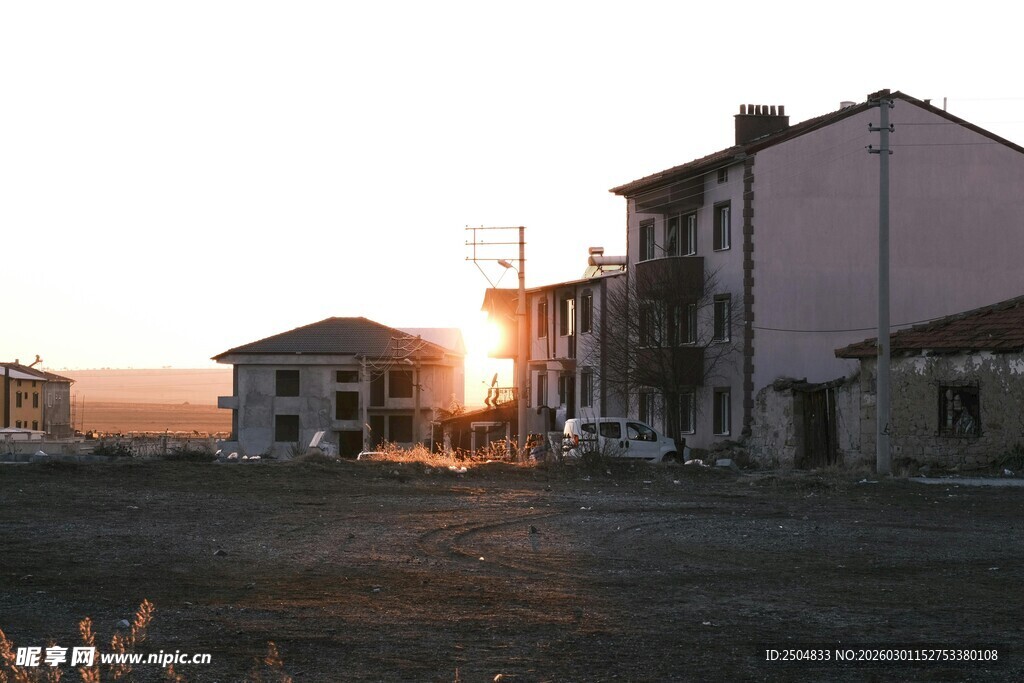 夕阳下的乡村老旧房屋